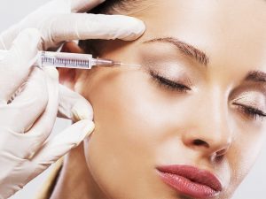 O ácido hialurônico é considerado um dos melhores e mais seguros produtos para o preenchimento facial, e consiste em um procedimento simples, realizado no consultório.